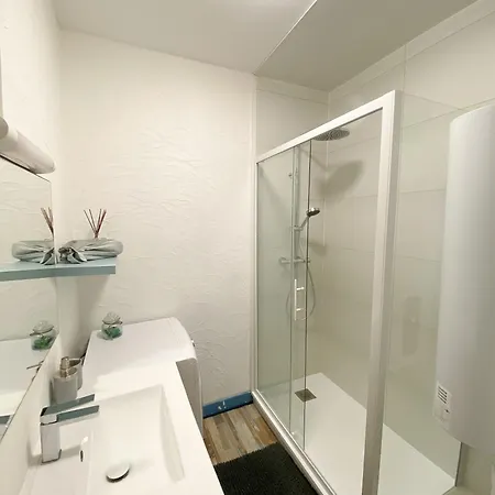 Les Bleuets, Free Secure Parking *