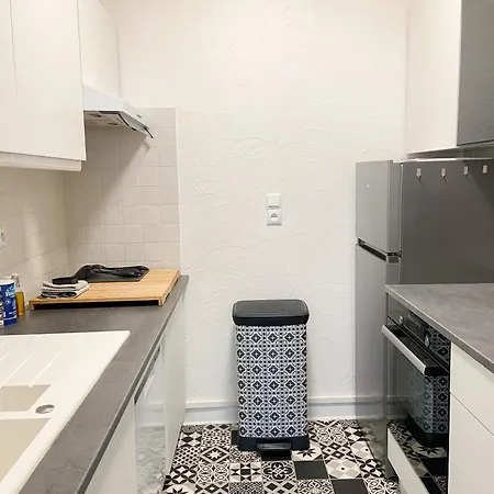 Les Bleuets, Free Secure Parking Apartment